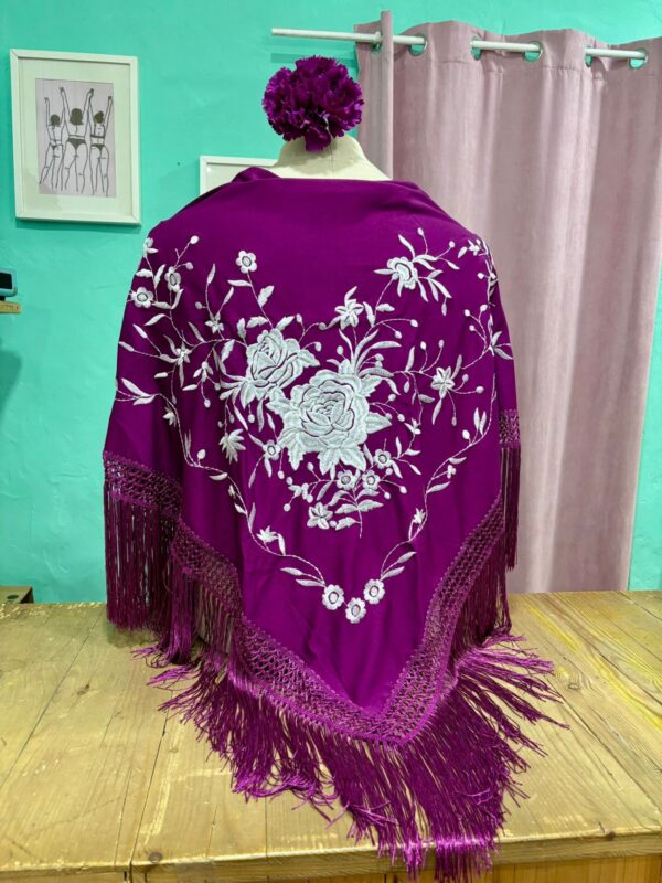 Mantón Bordado Morado con Blanco